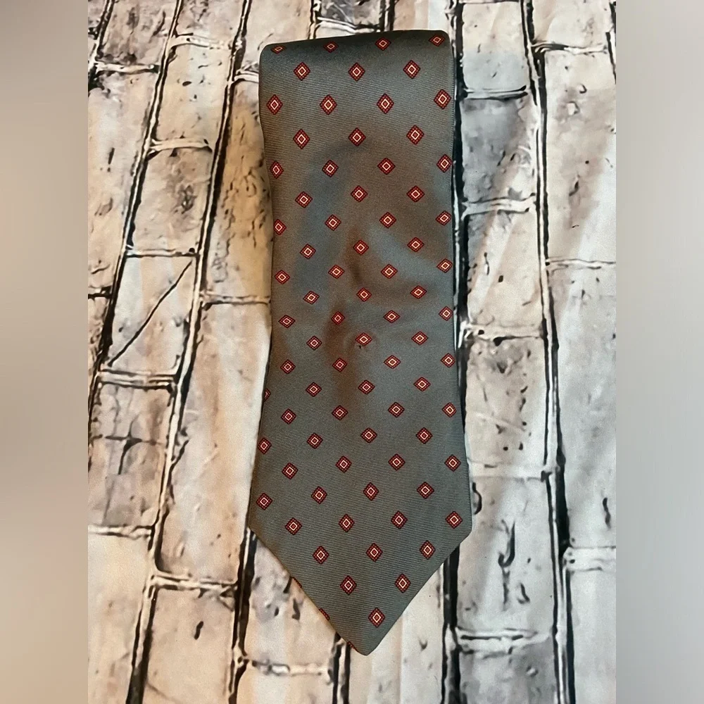 Oakton Ltd Silver Gray Red Diamond Pattern 100% Silk Men's Neck Tie Made In USA